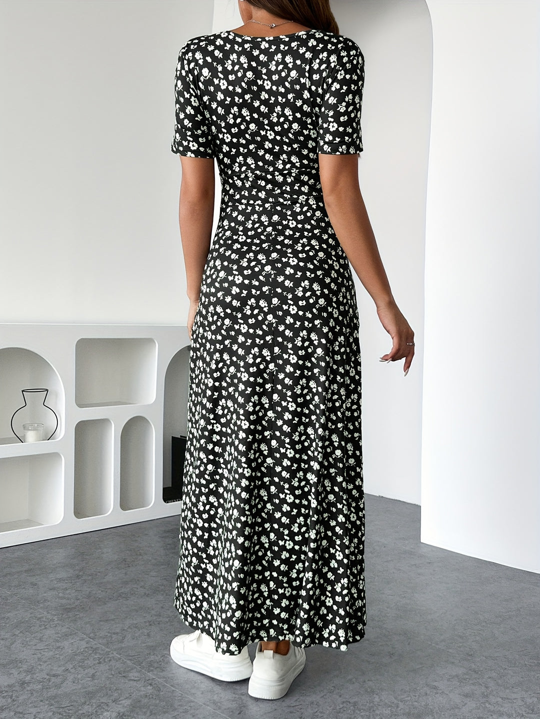 Colleen | Ditsy Floral V-Neck Dress
